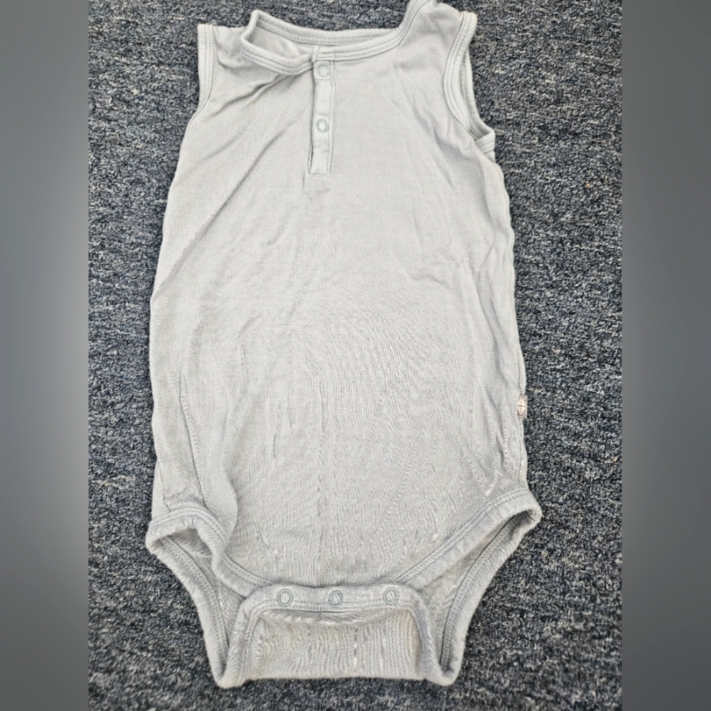 Kyte baby 18-24m short sleeve bodysuit in color FOG